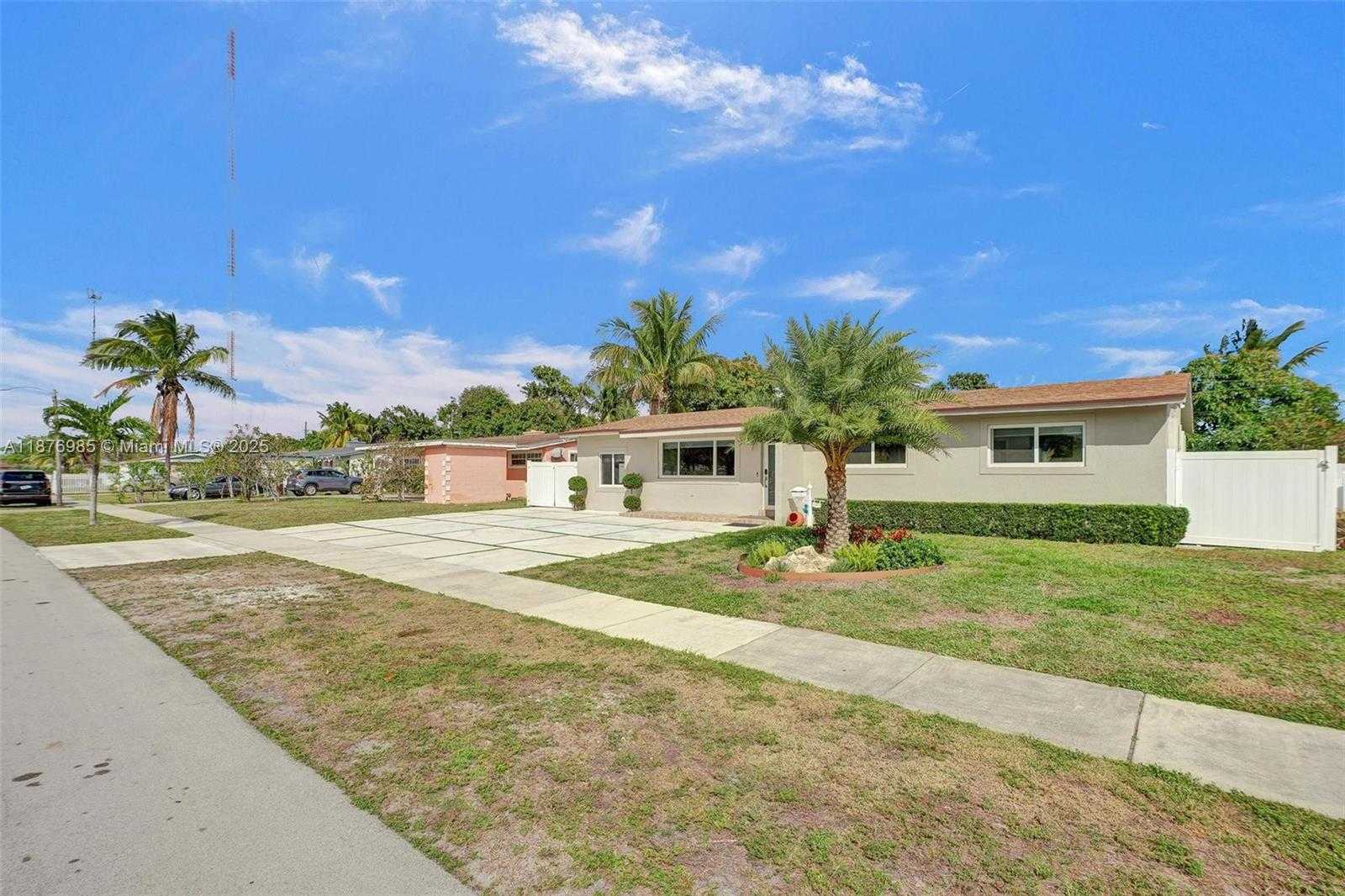 Small Image of 19625 NORTH WEST NW 6TH PL, Miami Gardens Number 2