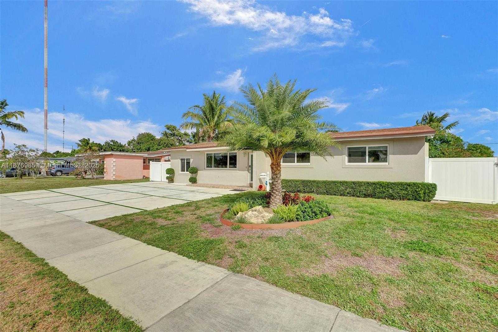 Small Image of 19625 NORTH WEST NW 6TH PL, Miami Gardens Number 3