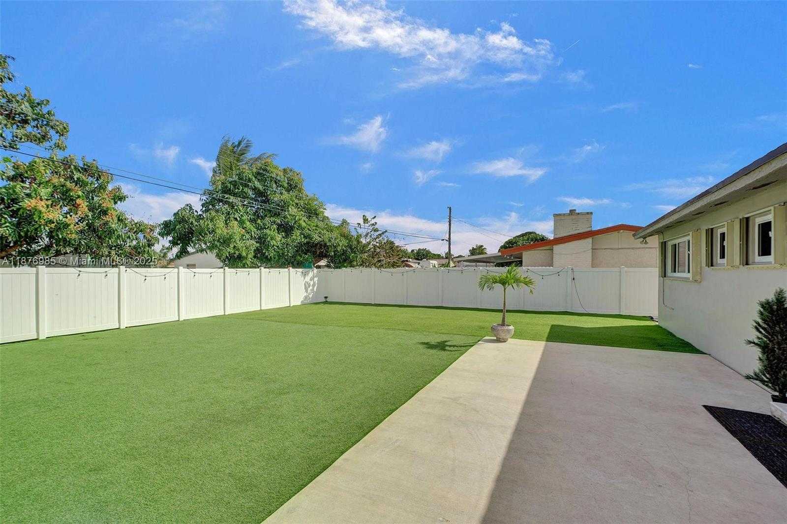 Small Image of 19625 NORTH WEST NW 6TH PL, Miami Gardens Number 40