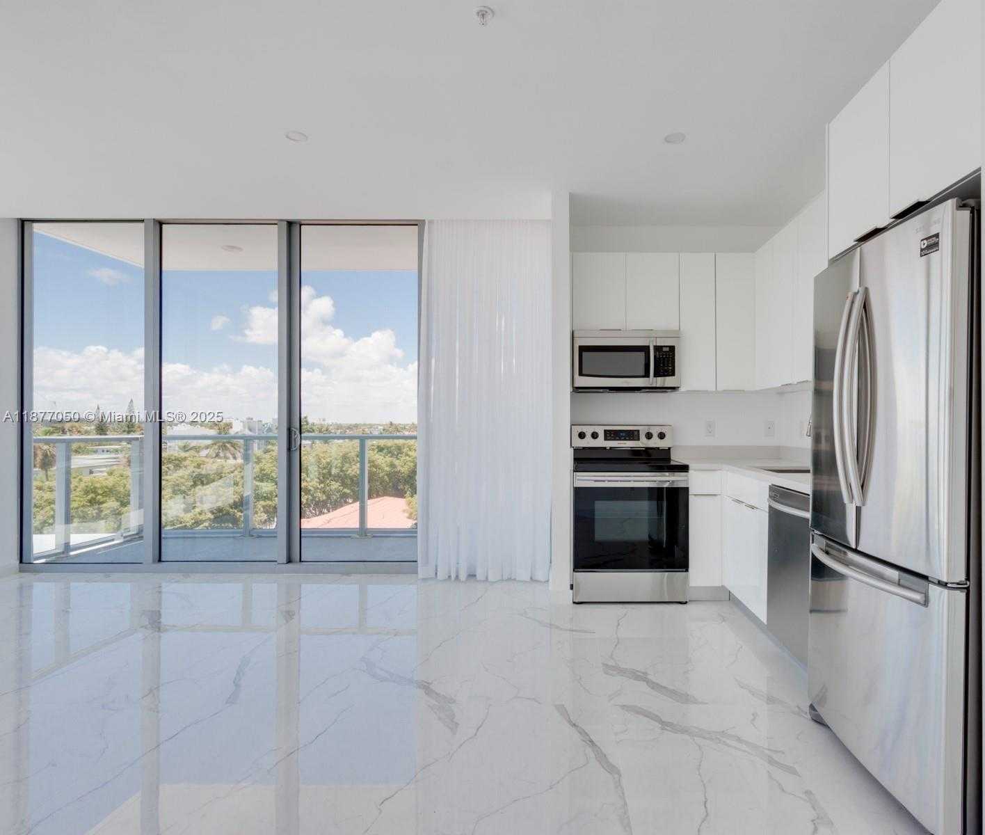 Small Image of 8425 CRESPI BLVD #401, Miami Beach Number 4