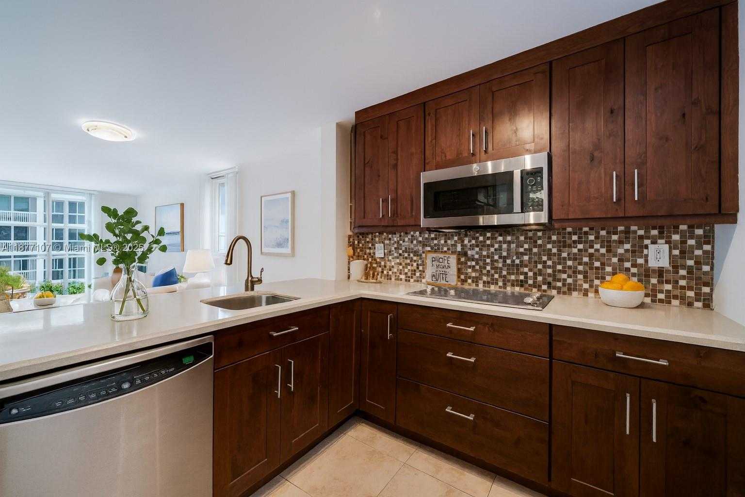 Small Image of 1665 BAY RD #521, Miami Beach Number 5