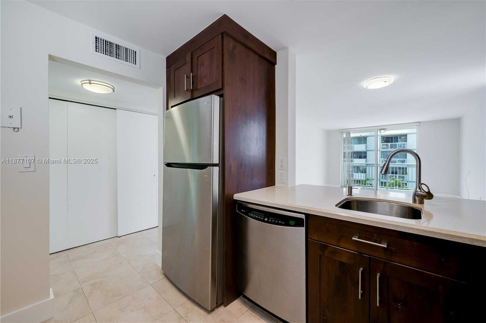Small Image of 1665 BAY RD #521, Miami Beach Number 7