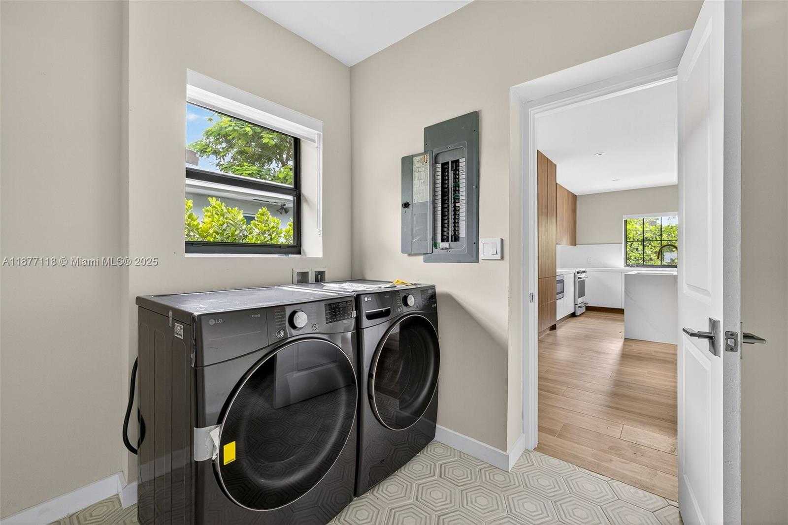 Small Image of 635 BIRD RD, Coral Gables Number 19
