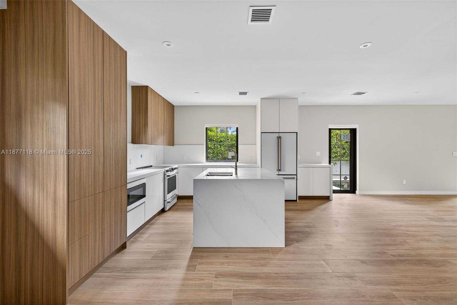 Small Image of 635 BIRD RD, Coral Gables Number 6