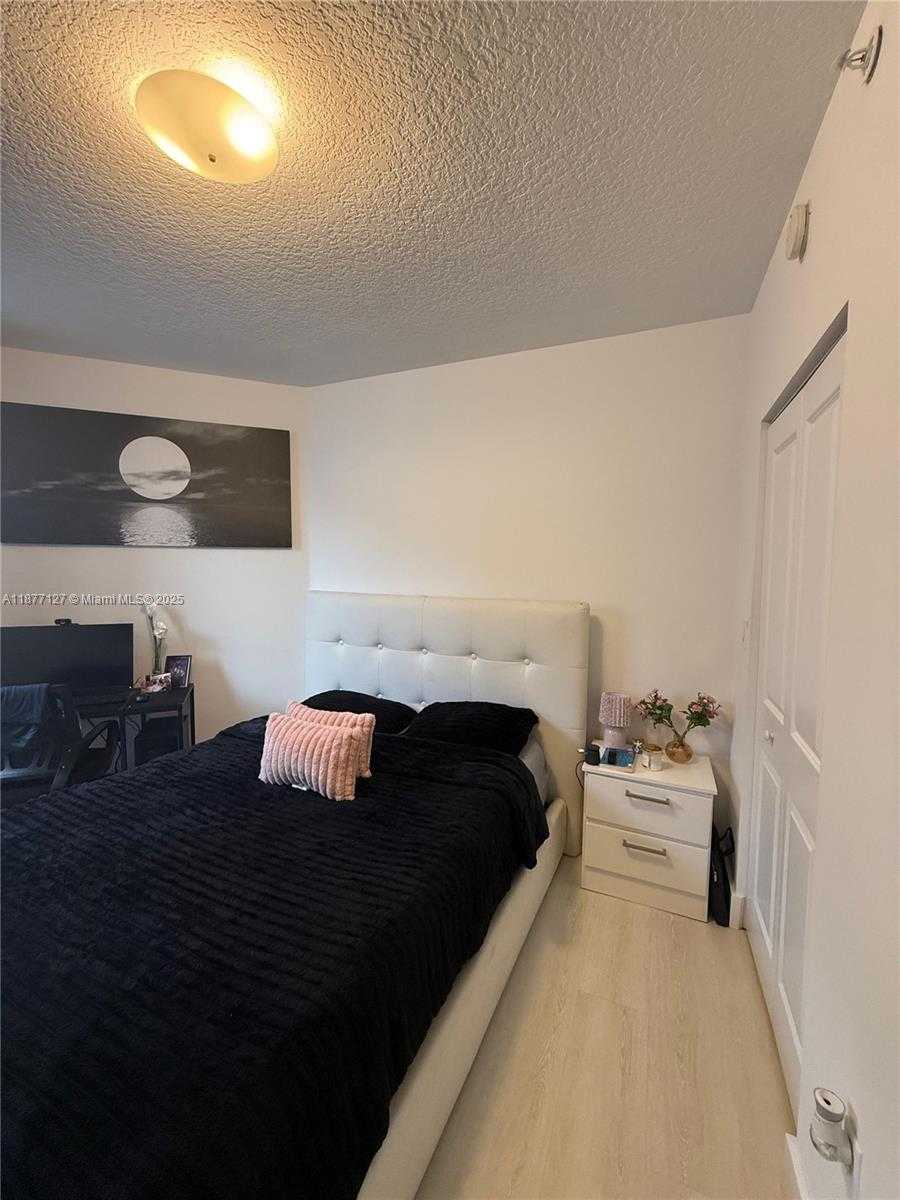 Small Image of 601 NE 23RD ST #803, Miami Number 4