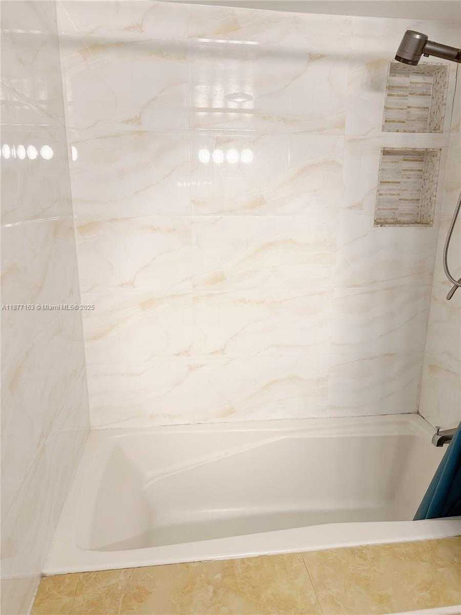 Small Image of 18031 BISCAYNE BLVD #1601, Aventura Number 5