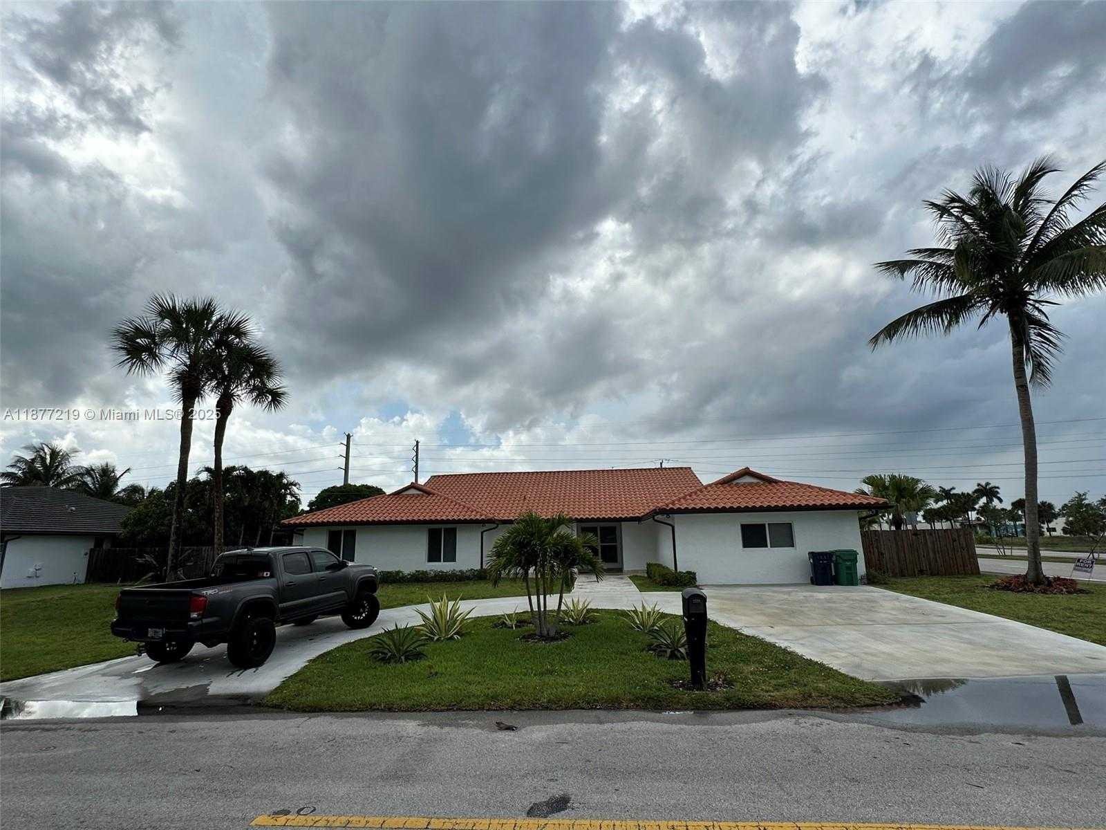 Small Image of 9203 SOUTH WEST 136TH TER, Miami Number 2