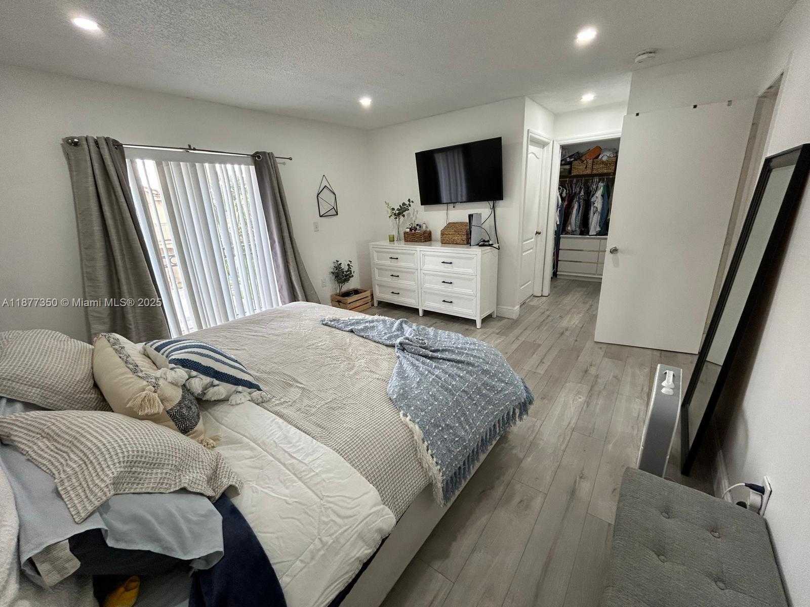 Small Image of 15852 SOUTH WEST 68TH TER #15852, Miami Number 15