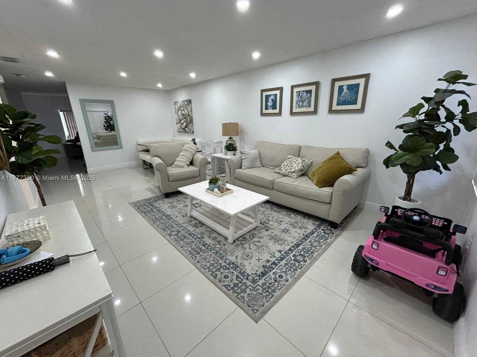 Small Image of 15852 SOUTH WEST 68TH TER #15852, Miami Number 3