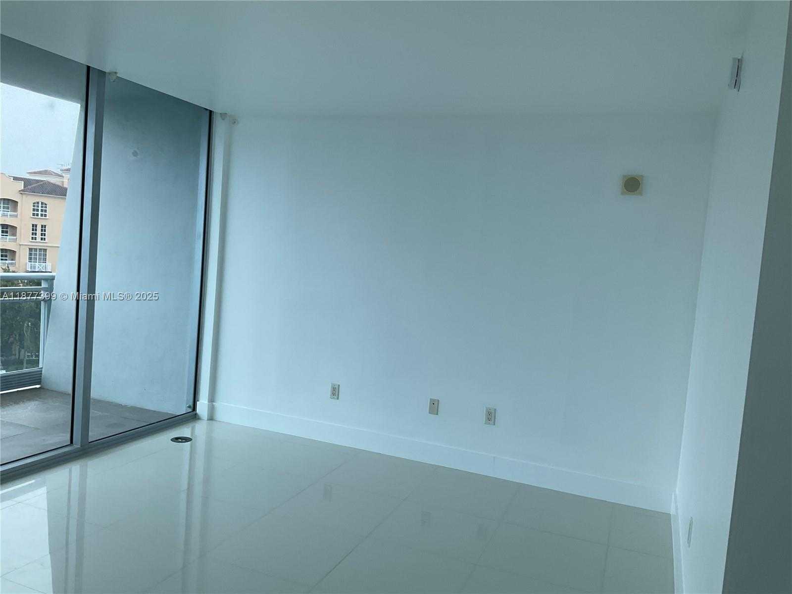 Small Image of Aventura Number 28