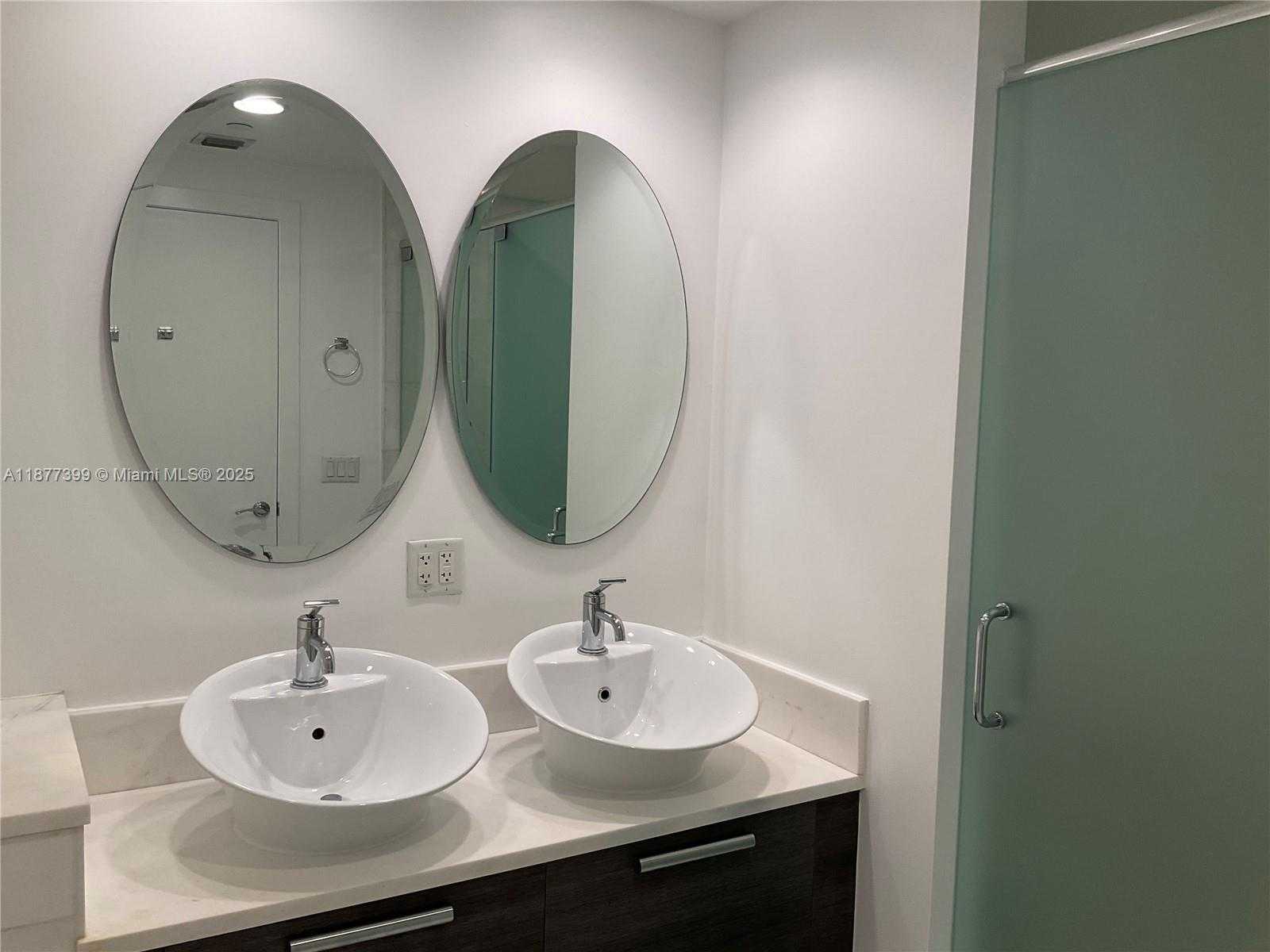 Small Image of Aventura Number 32