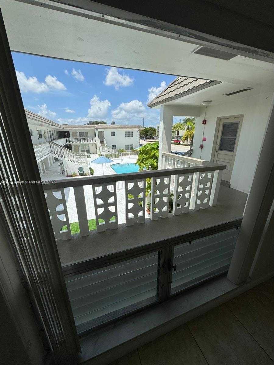 Small Image of 5420 HOLLYWOOD BLVD #202, Hollywood Number 8