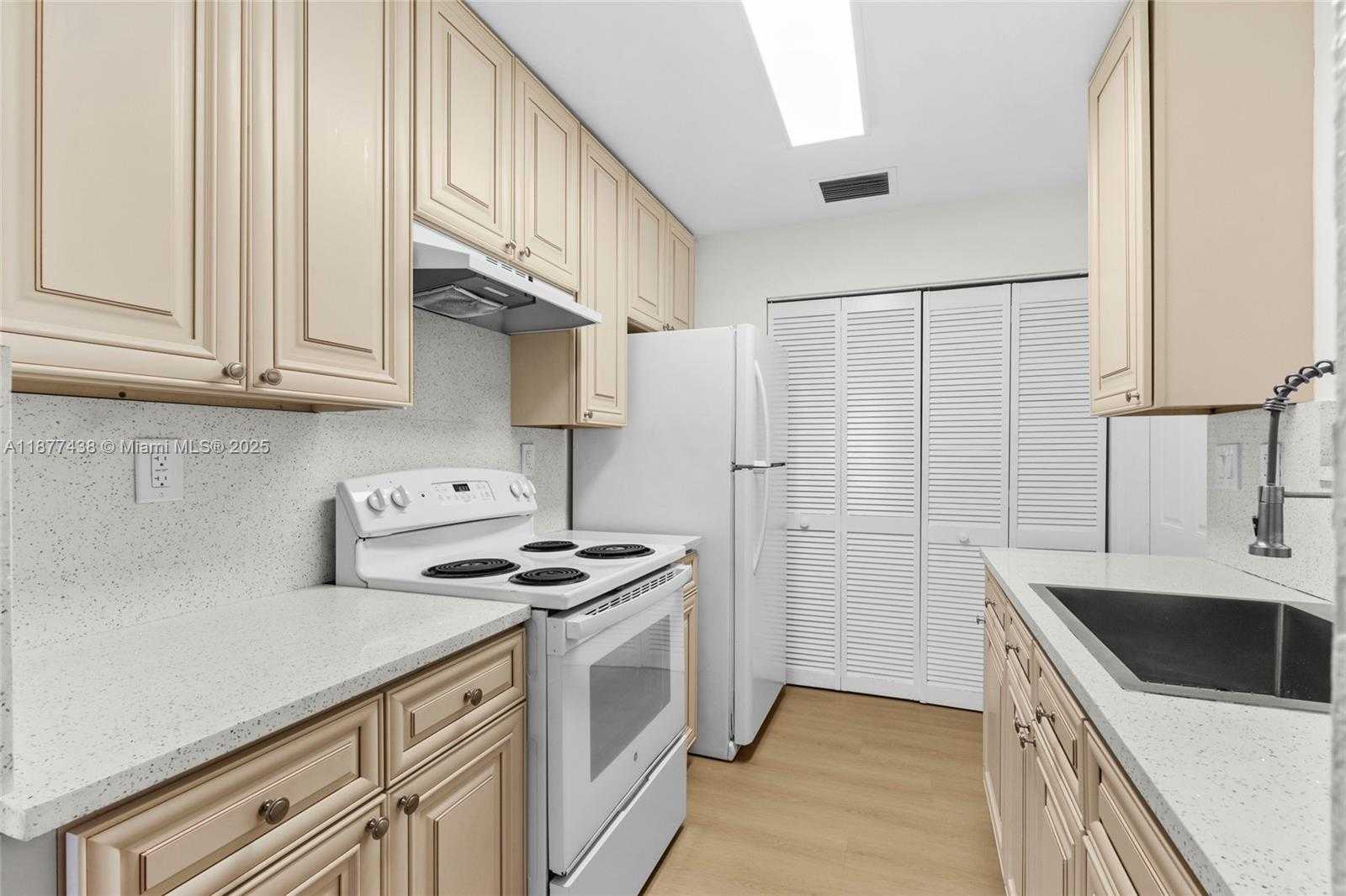 Small Image of 5629 TAFT ST #5629, Hollywood Number 8