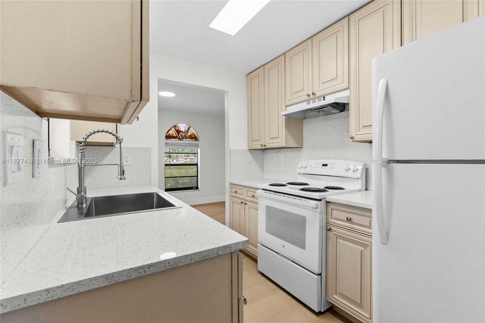 Small Image of 5629 TAFT ST #5629, Hollywood Number 9