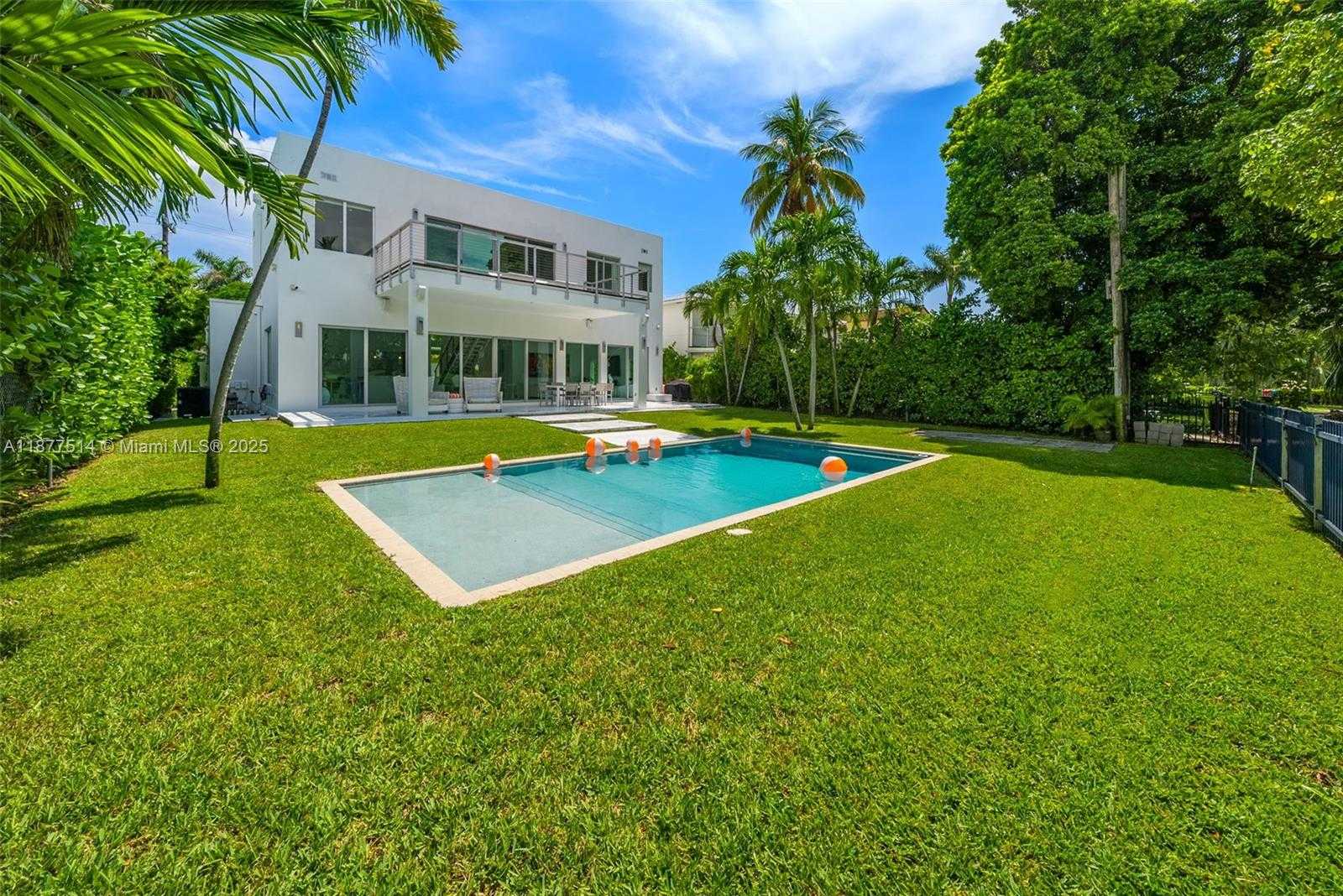 Small Image of 6050 LA GORCE DR, Miami Beach Number 10