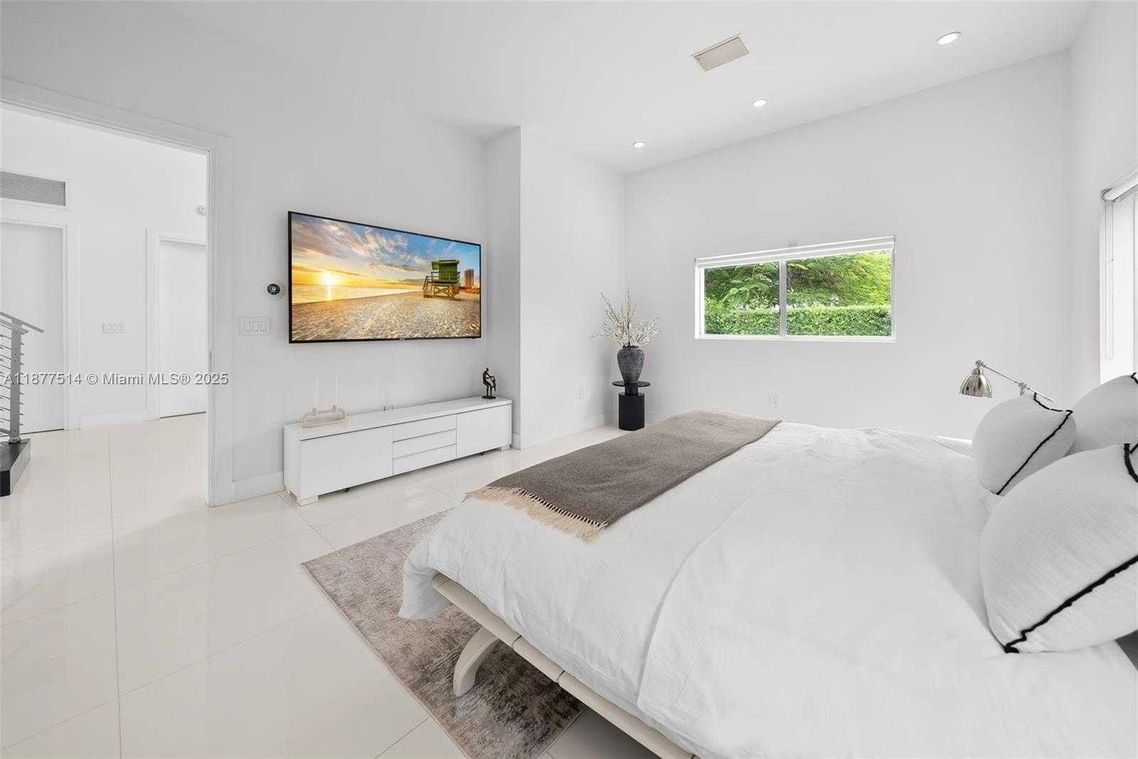 Small Image of 6050 LA GORCE DR, Miami Beach Number 18