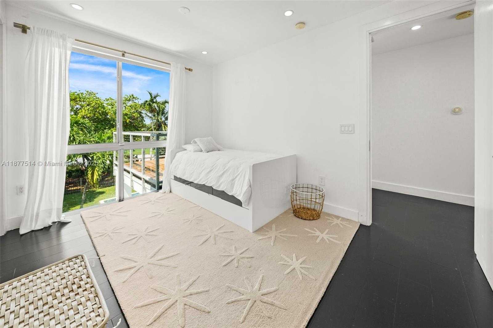 Small Image of 6050 LA GORCE DR, Miami Beach Number 19