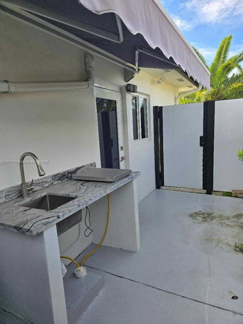 Small Image of Miami Number 3