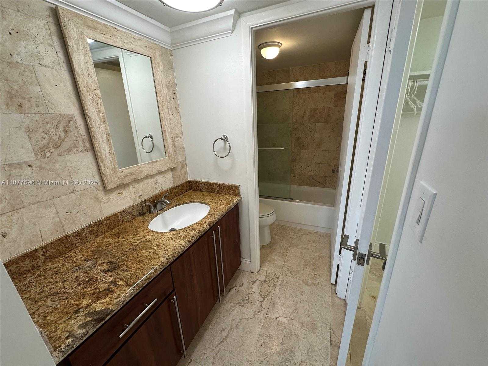 Small Image of 6039 COLLINS AVE #PH21, Miami Beach Number 18