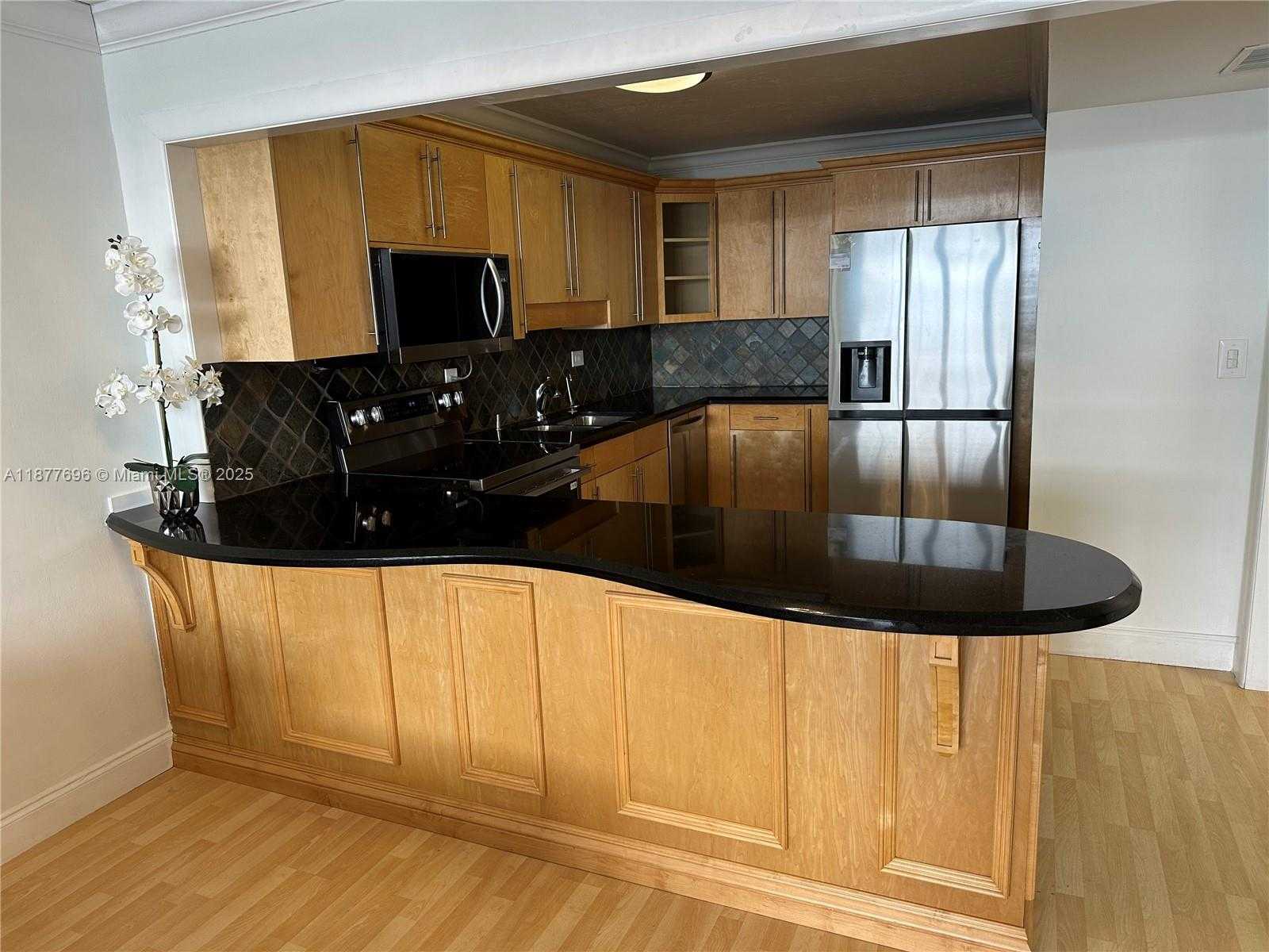Small Image of 6039 COLLINS AVE #PH21, Miami Beach Number 3