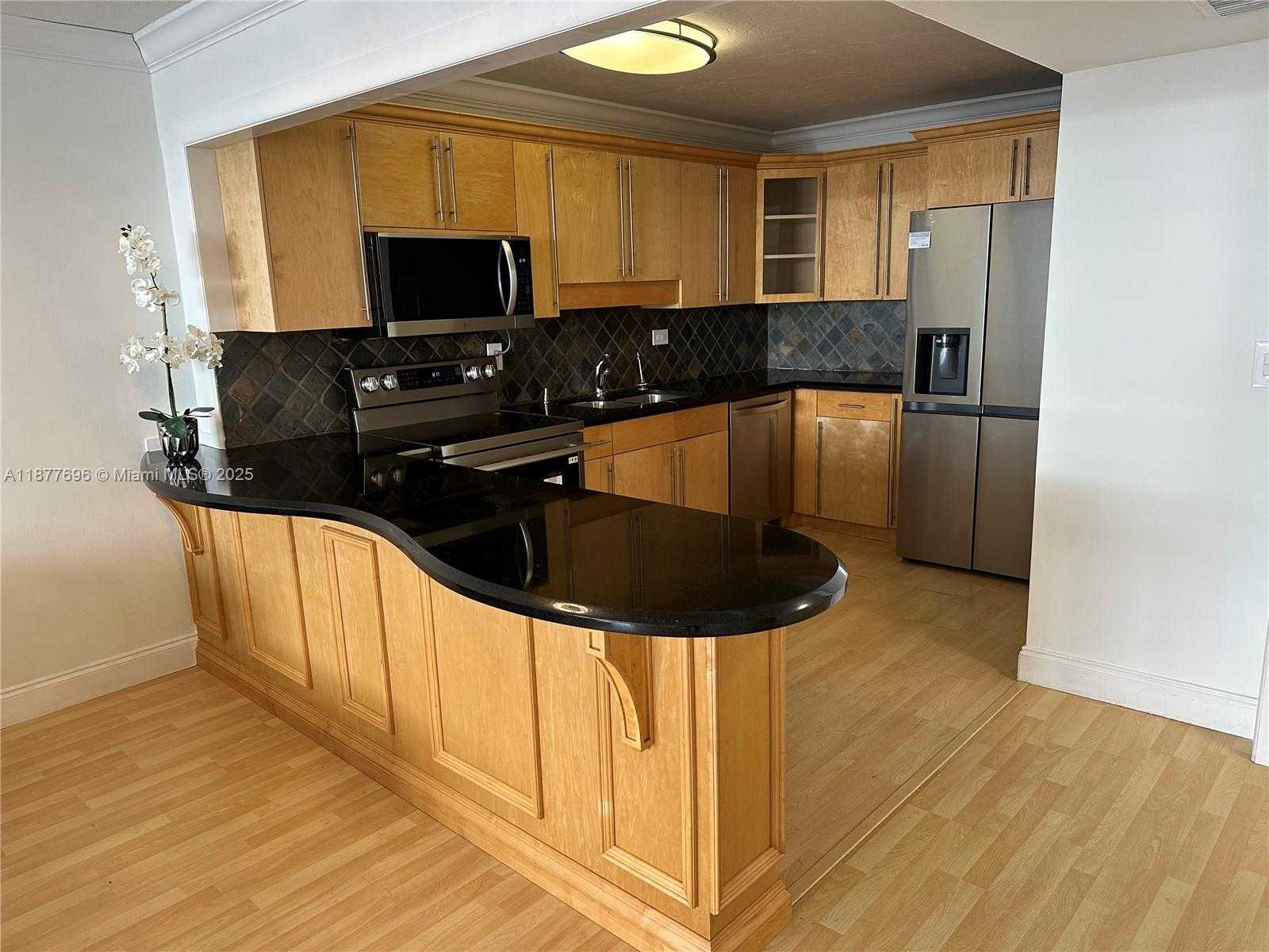 Small Image of 6039 COLLINS AVE #PH21, Miami Beach Number 4