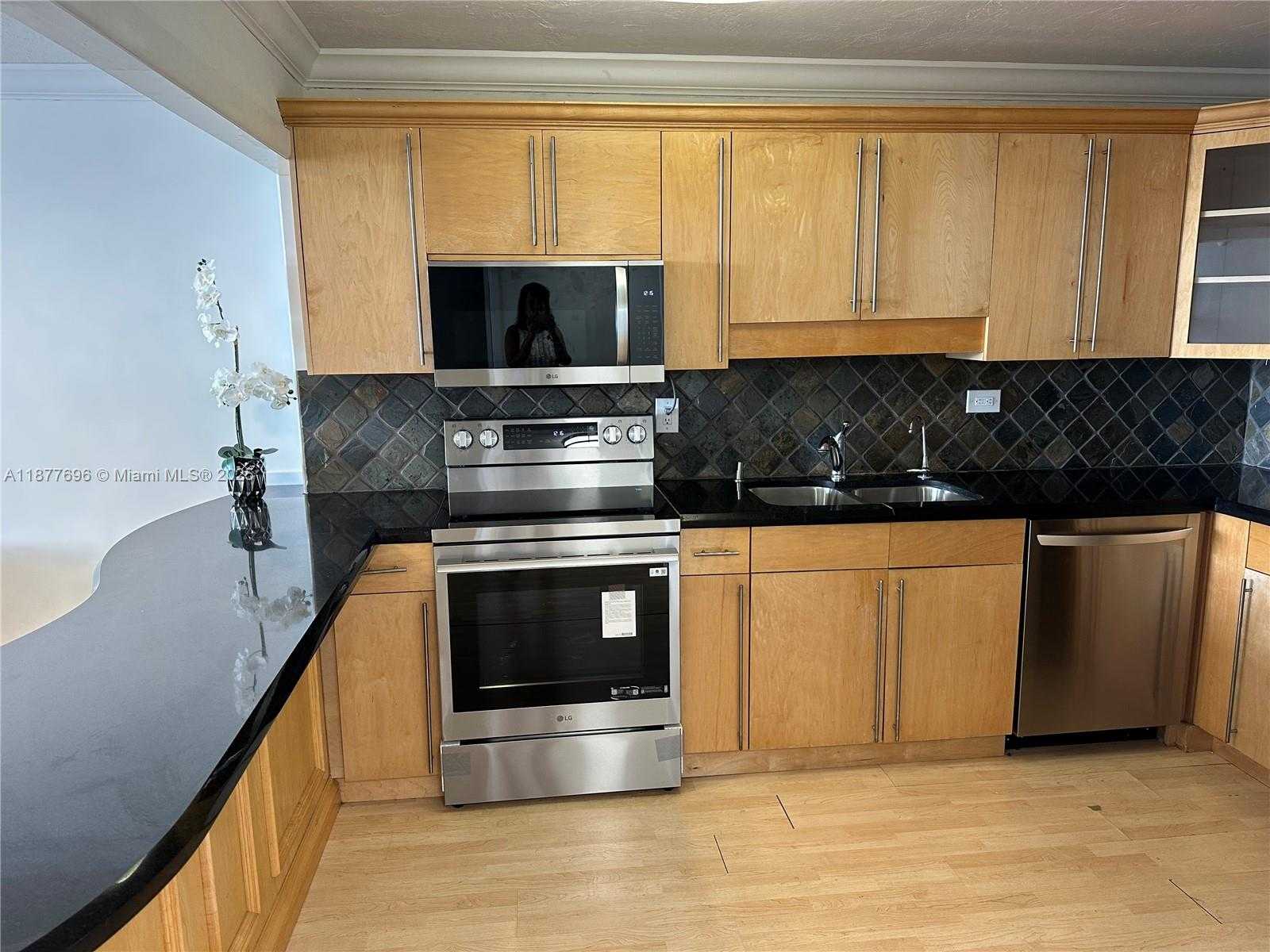 Small Image of 6039 COLLINS AVE #PH21, Miami Beach Number 5