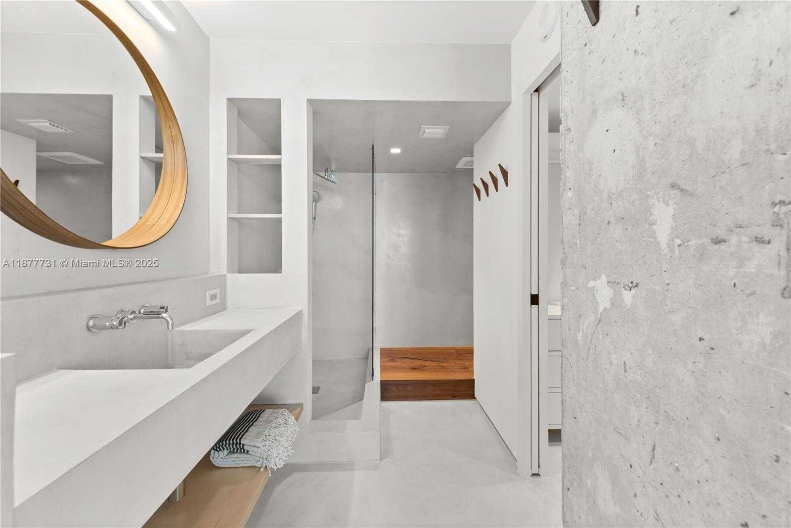 Small Image of 2655 COLLINS AVE #1811, Miami Beach Number 10