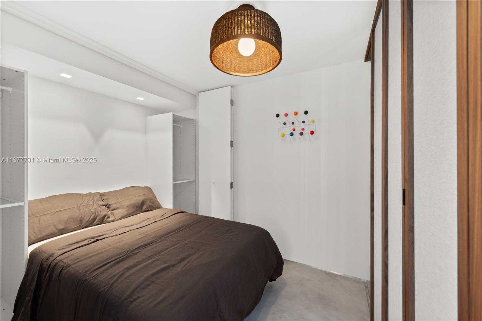 Small Image of 2655 COLLINS AVE #1811, Miami Beach Number 13
