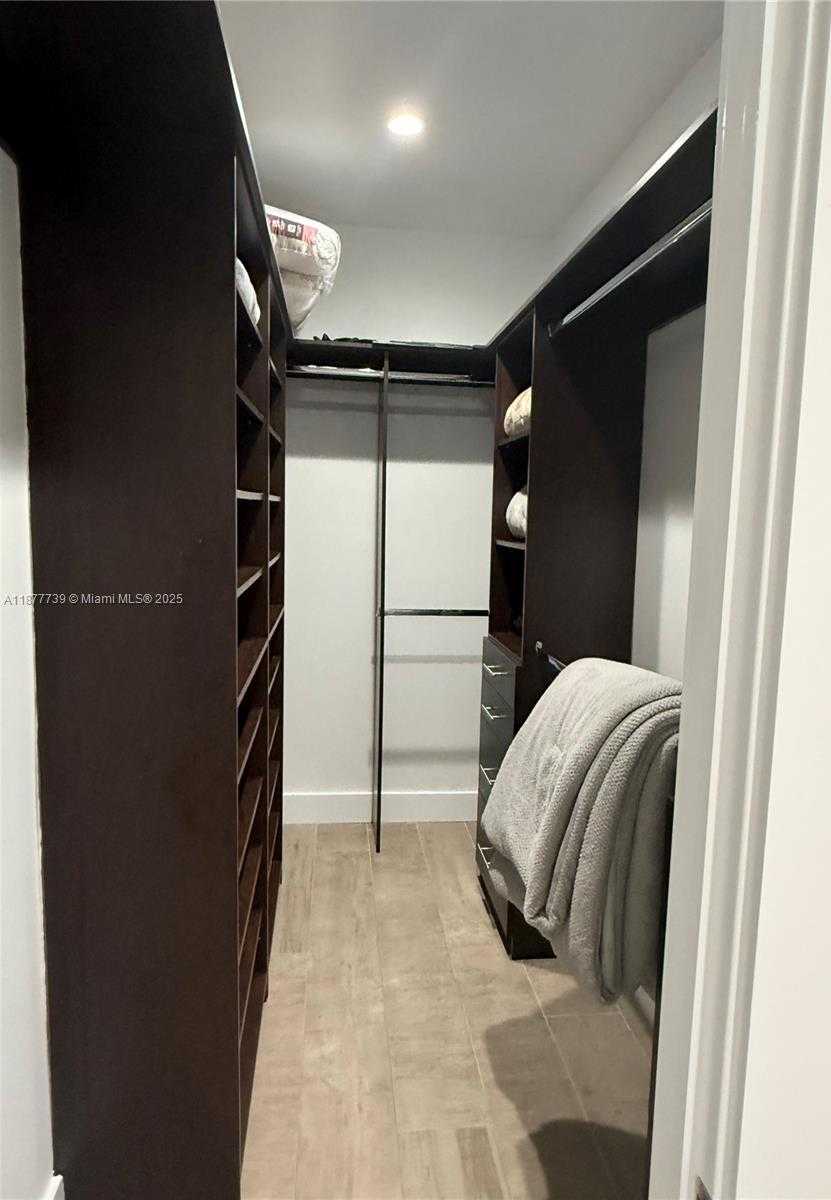 Small Image of 3231 SALZEDO ST, Coral Gables Number 11
