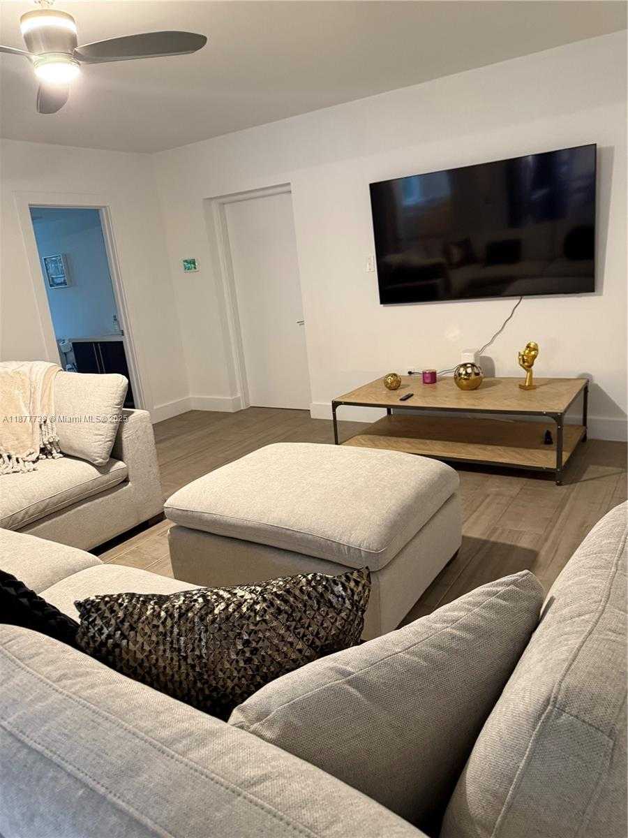 Small Image of 3231 SALZEDO ST, Coral Gables Number 12