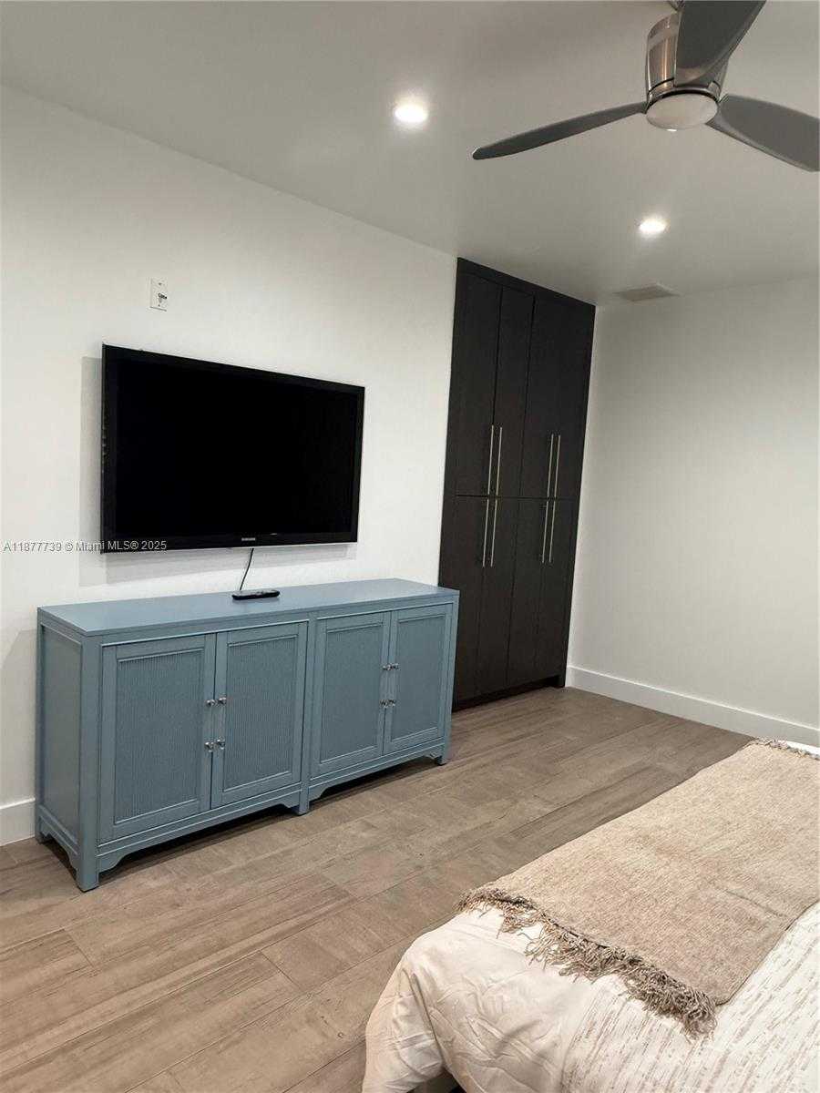 Small Image of 3231 SALZEDO ST, Coral Gables Number 13
