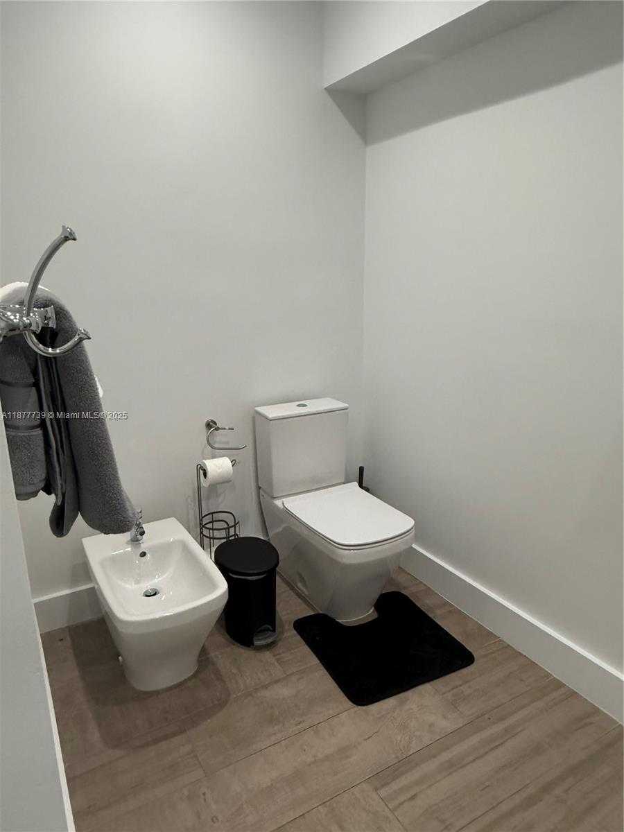 Small Image of 3231 SALZEDO ST, Coral Gables Number 16