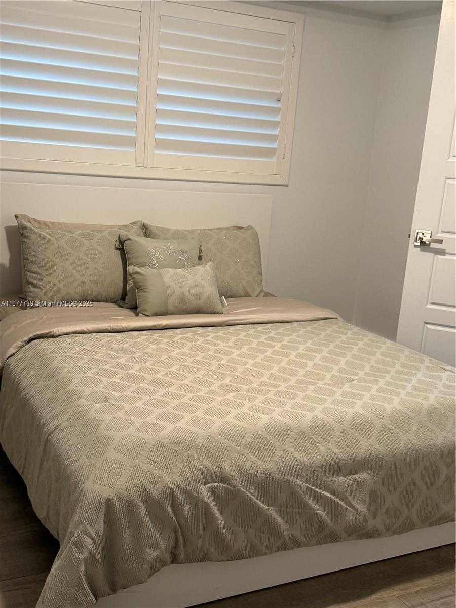 Small Image of 3231 SALZEDO ST, Coral Gables Number 20