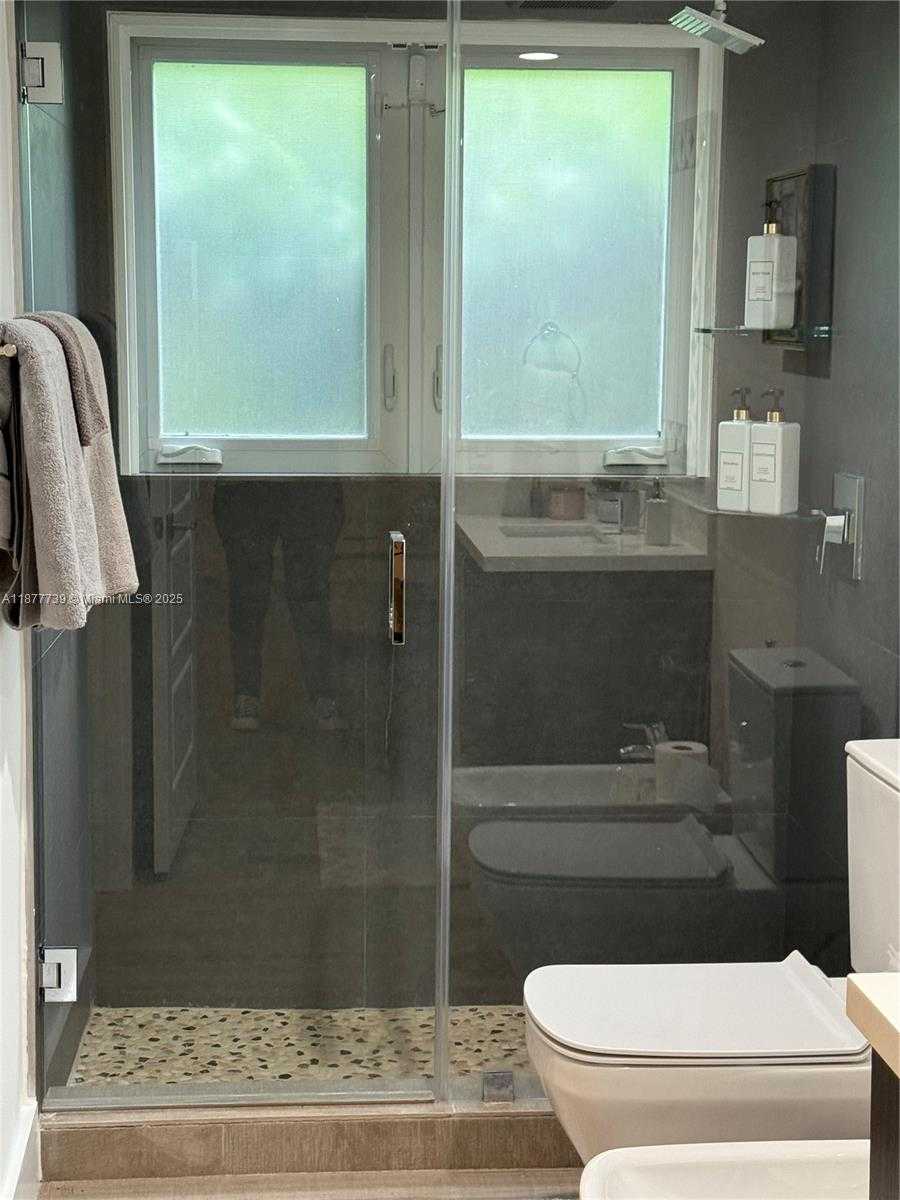 Small Image of 3231 SALZEDO ST, Coral Gables Number 24