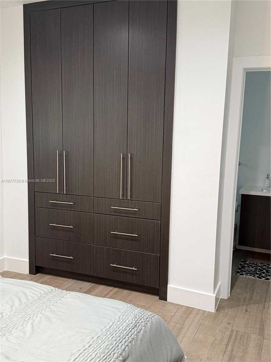 Small Image of 3231 SALZEDO ST, Coral Gables Number 25