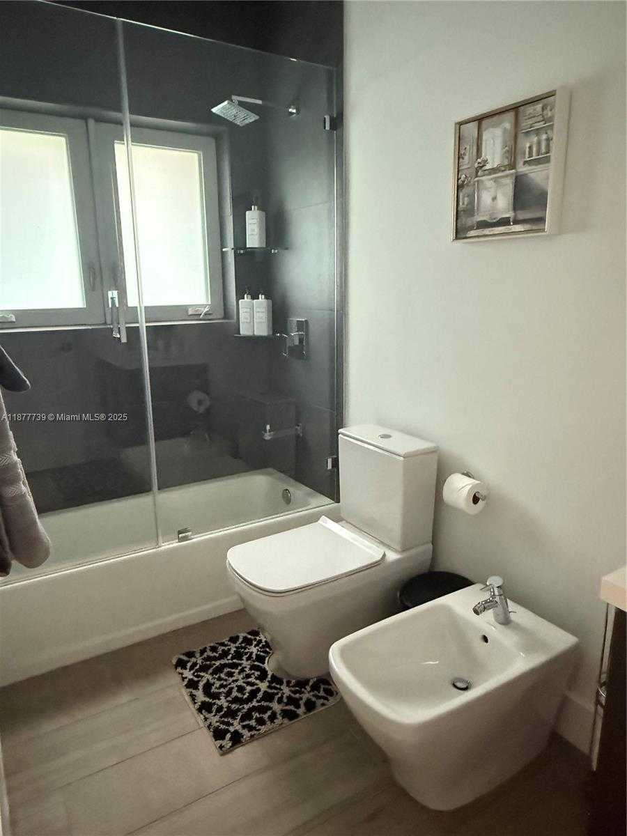 Small Image of 3231 SALZEDO ST, Coral Gables Number 27