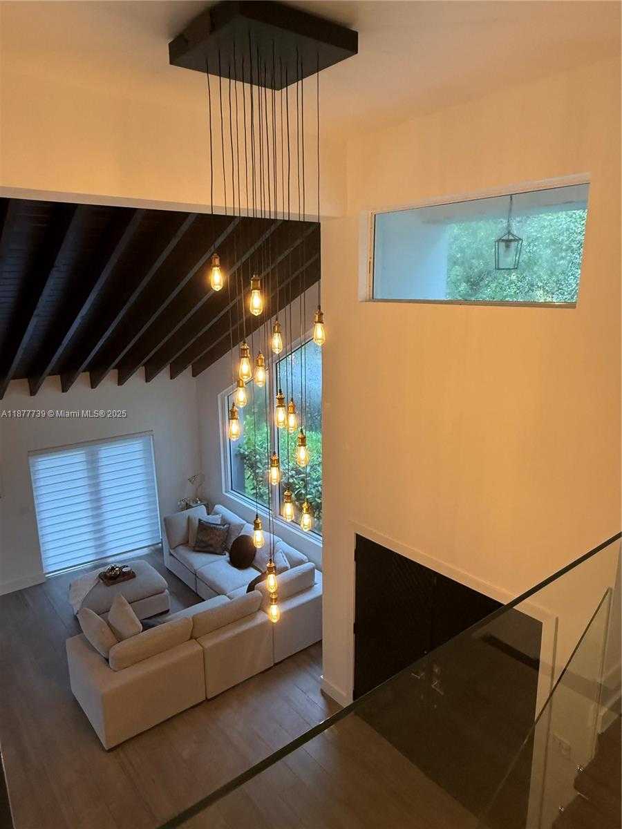 Small Image of 3231 SALZEDO ST, Coral Gables Number 5
