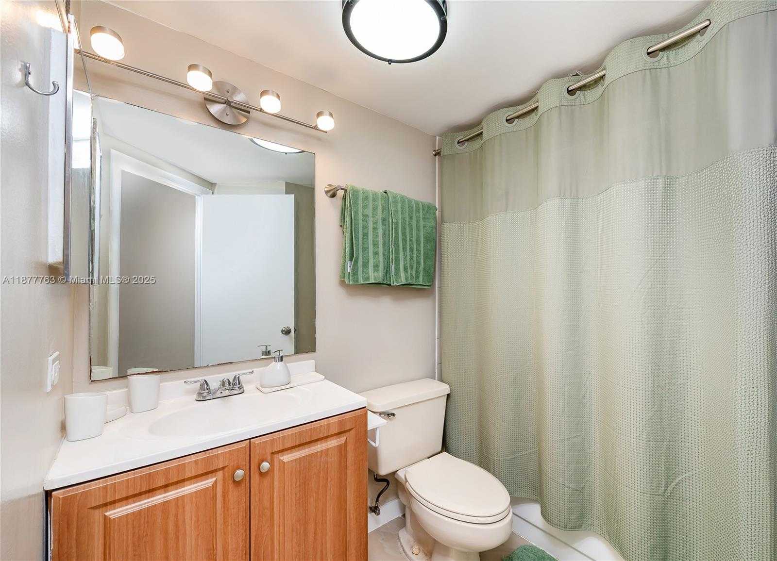 Small Image of 8290 LAKE DR #338, Doral Number 12
