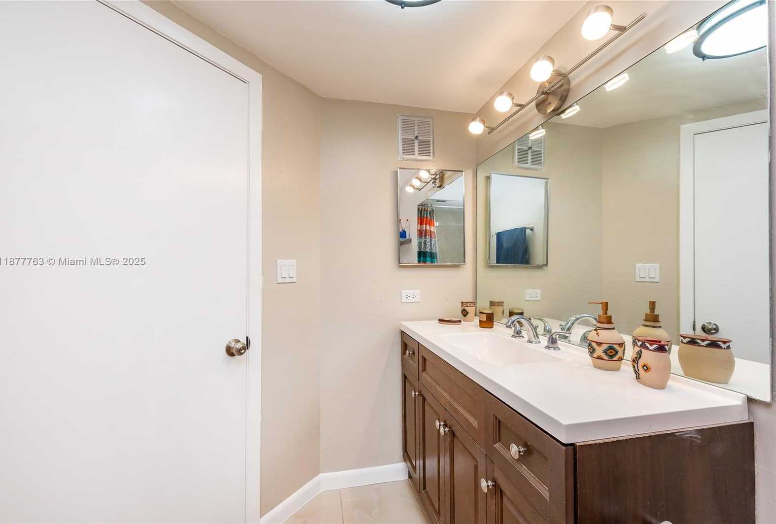 Small Image of 8290 LAKE DR #338, Doral Number 16