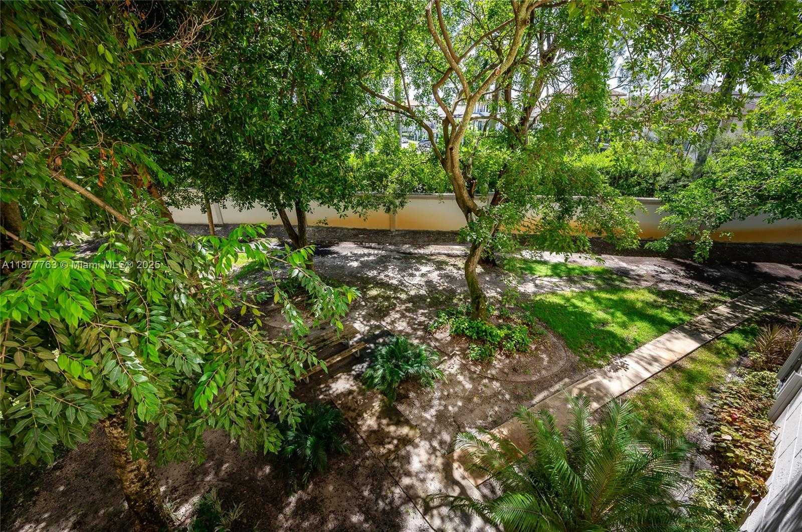 Small Image of 8290 LAKE DR #338, Doral Number 19