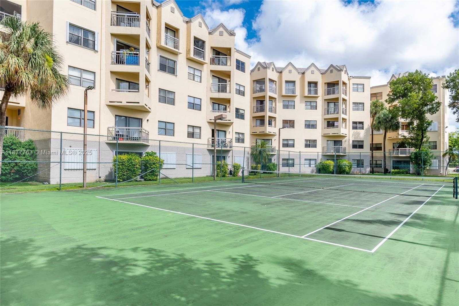 Small Image of 8290 LAKE DR #338, Doral Number 23