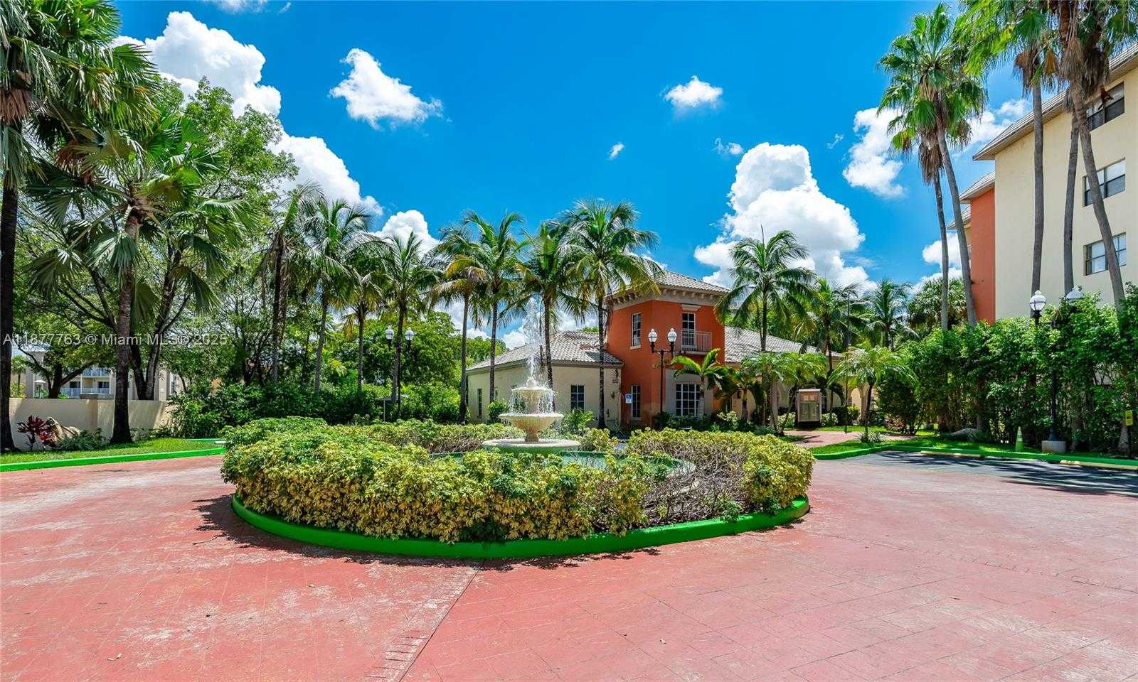 Small Image of 8290 LAKE DR #338, Doral Number 27