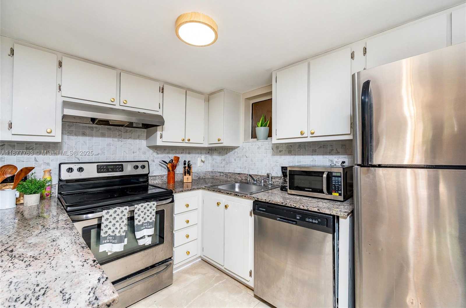 Small Image of 8290 LAKE DR #338, Doral Number 3