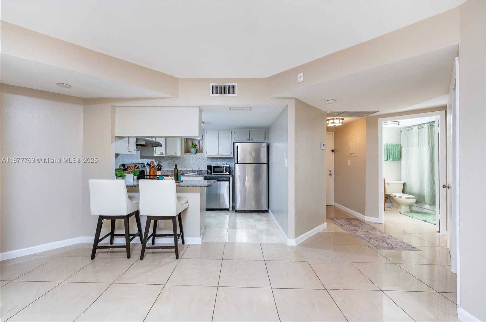 Small Image of 8290 LAKE DR #338, Doral Number 4