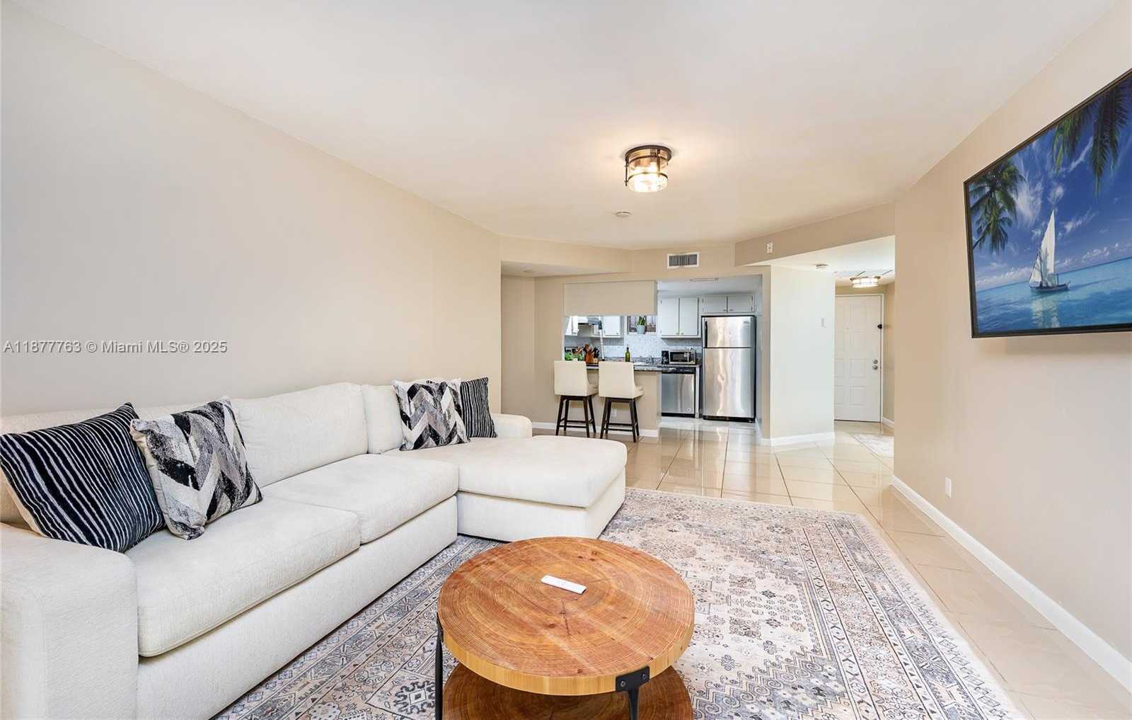 Small Image of 8290 LAKE DR #338, Doral Number 5