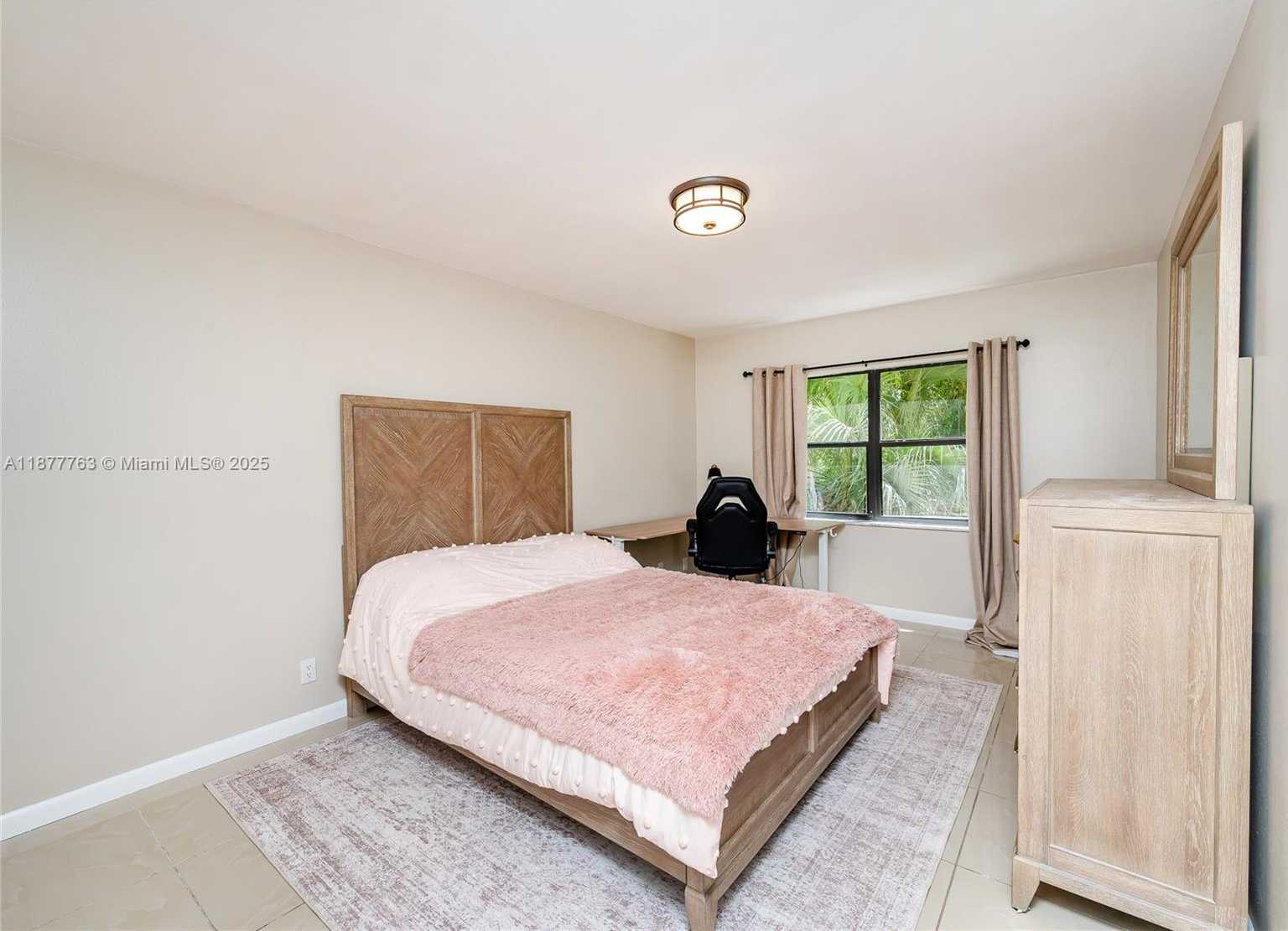 Small Image of 8290 LAKE DR #338, Doral Number 7