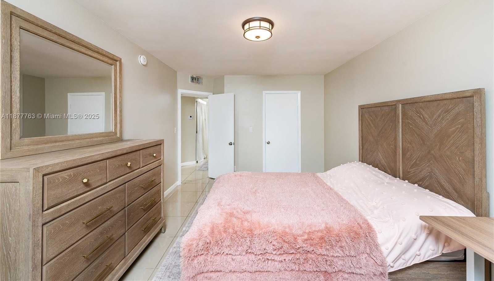 Small Image of 8290 LAKE DR #338, Doral Number 9