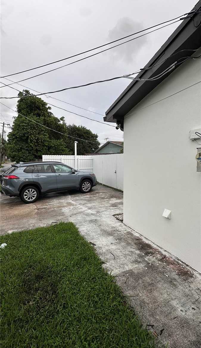 Small Image of 2415 THOMAS ST #B, Hollywood Number 2