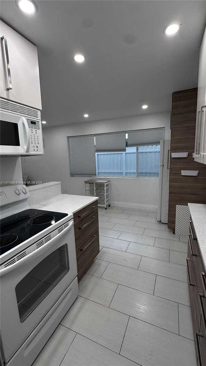 Small Image of 2415 THOMAS ST #B, Hollywood Number 5
