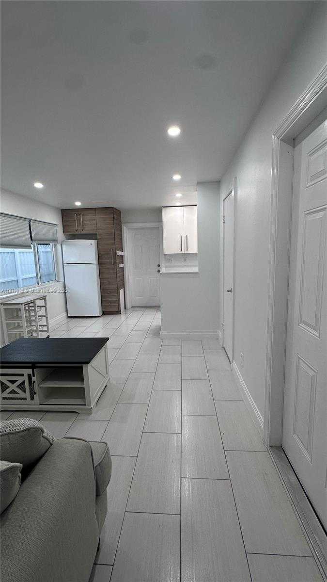 Small Image of 2415 THOMAS ST #B, Hollywood Number 9